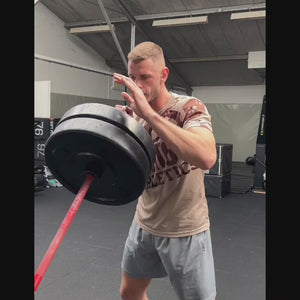 Das EVO Desert Camo Trainingsshirt ist aus 100 % Polyester gefertigt, bietet eine normale Passform und ist in den Größen S bis XXL erhältlich – perfekt für Sportler, die Stil und Funktionalität schätzen.