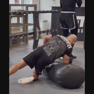 Diese Fightshorts in klassischem Schwarz überzeugen durch ihre hochwertige Verarbeitung und volle Bewegungsfreiheit. Ideal für anspruchsvolle Kampfsportler, die Wert auf Performance, Langlebigkeit und ein dezentes Design legen.