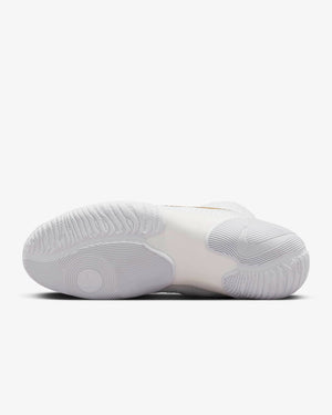 Nike TAWA Ringerschuhe. Von Weltmeistern und Olympiasiegern auf der Matte getragen. Super Halt im Training und Wettkampf in gewohnter Nike Qualität. Ringerschuhe in der Farbe Weiss/Gold..