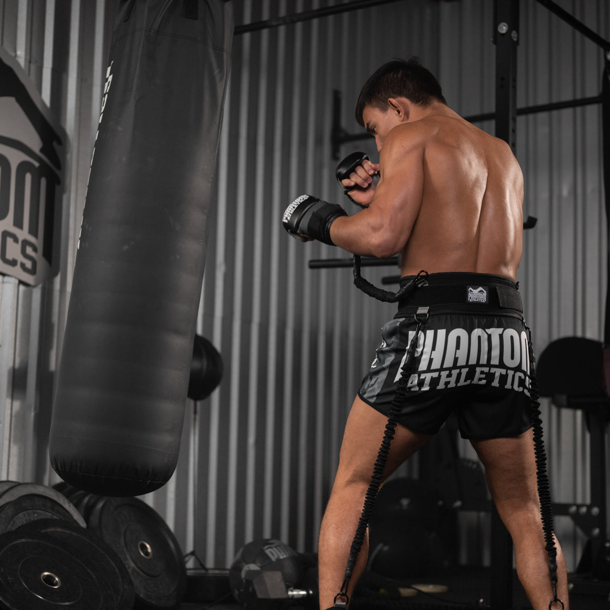 KSW MMA Champion Daniel Torres mit dem Phantom Strike Trainer beim Sandsack Training.