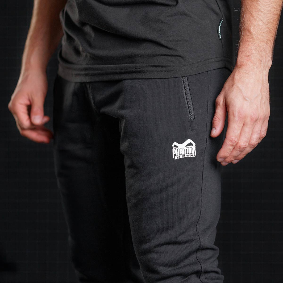 Komfortable Phantom Athletics Radar Trainingshose mit athletischem Schnitt – perfekt für MMA, Jiu-Jitsu und Kickboxen. Praktische Reißverschlusstaschen halten deine Ausrüstung sicher.