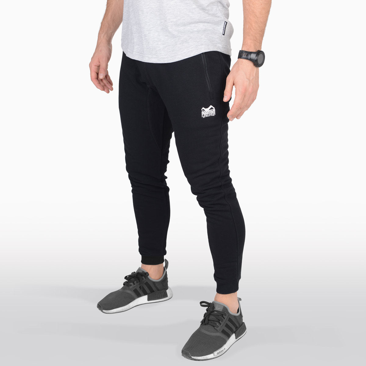 Schwarze Phantom Athletics Radar Trainingshose mit athletischem Schnitt – ideal für MMA, Boxen, Kickboxen oder Grappling. Leichtes, atmungsaktives Material sorgt für Bewegungsfreiheit und Tragekomfort.