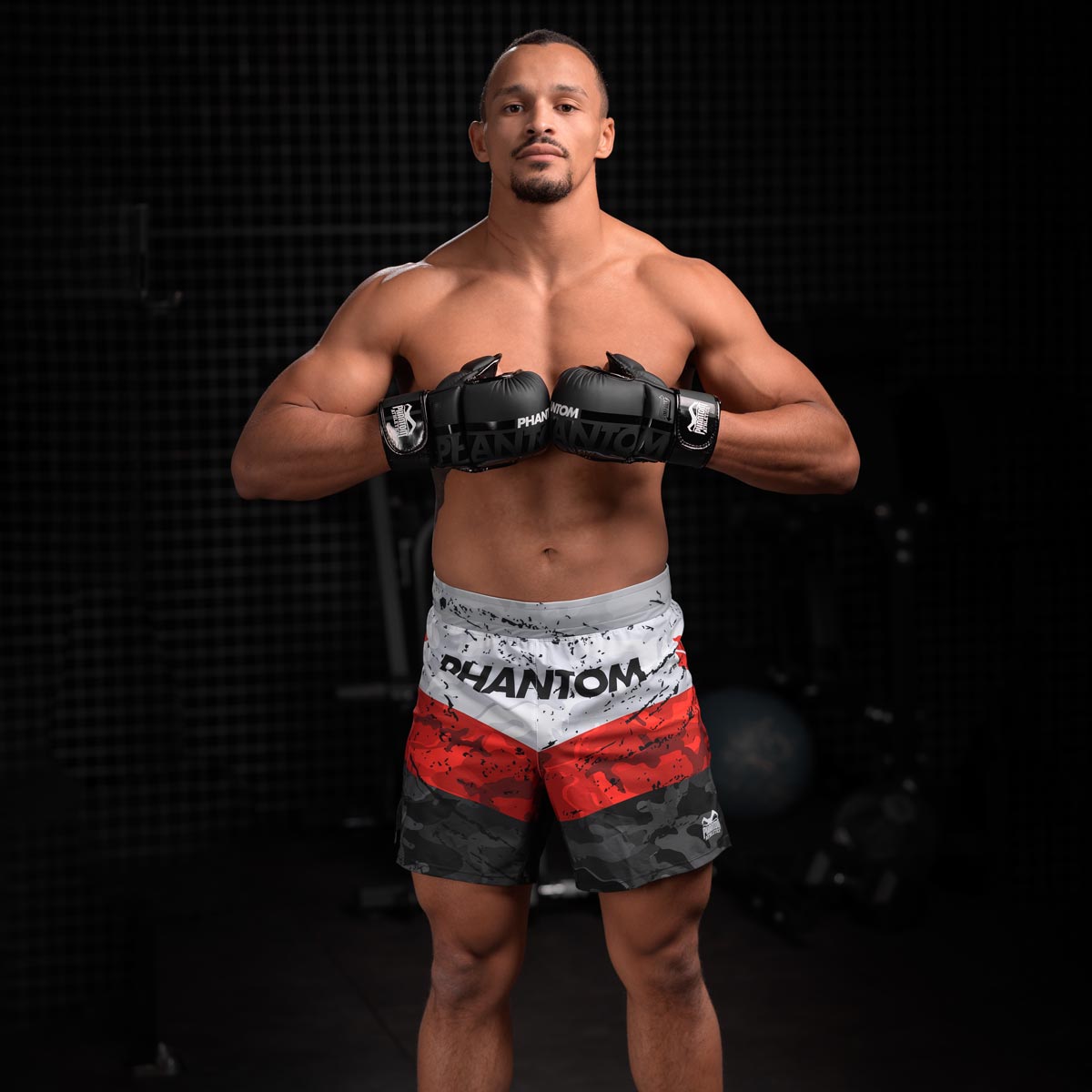 Karan Mosebach im Gym mit den Phantom APEX MMA Sparringshandschuhe