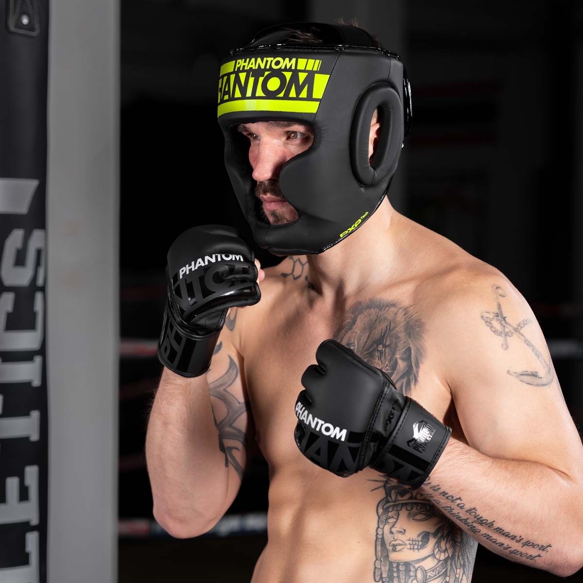 MMA Fighter im Training mit dem Phantom Apex Full Face Kopfschutz für maximalen Schutz