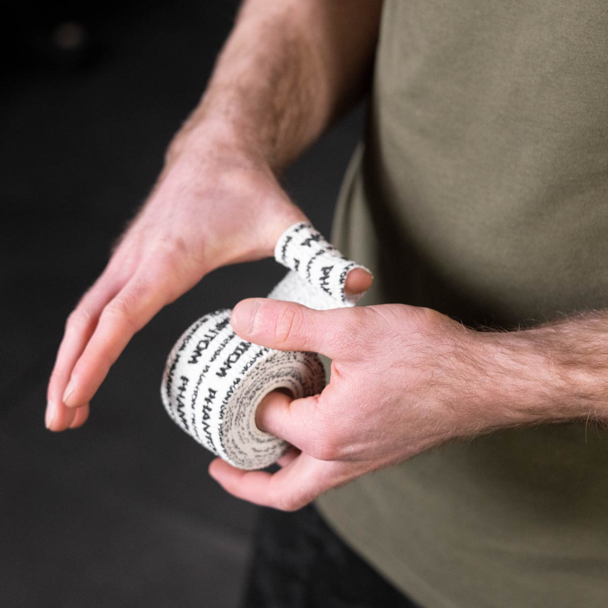 Phantom Grip Tape für Kampfsport und Fitness in der Farbe schwarz. Ideal für Thumb Tapes beim Crossfit und für Hook Grips.