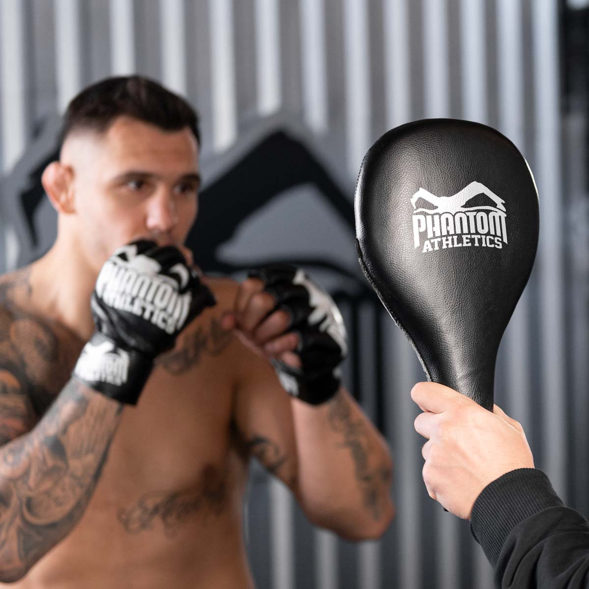 Die Phantom Boxing Paddles sind die idealen Schlagpratzen um Speed und Präzision zu trainieren. Egal ob MMA, Boxen, Kickboxen oder Muay Thai. Mit den Phantom Boxing Paddles bringst du dein Striking auf das nächste Level.