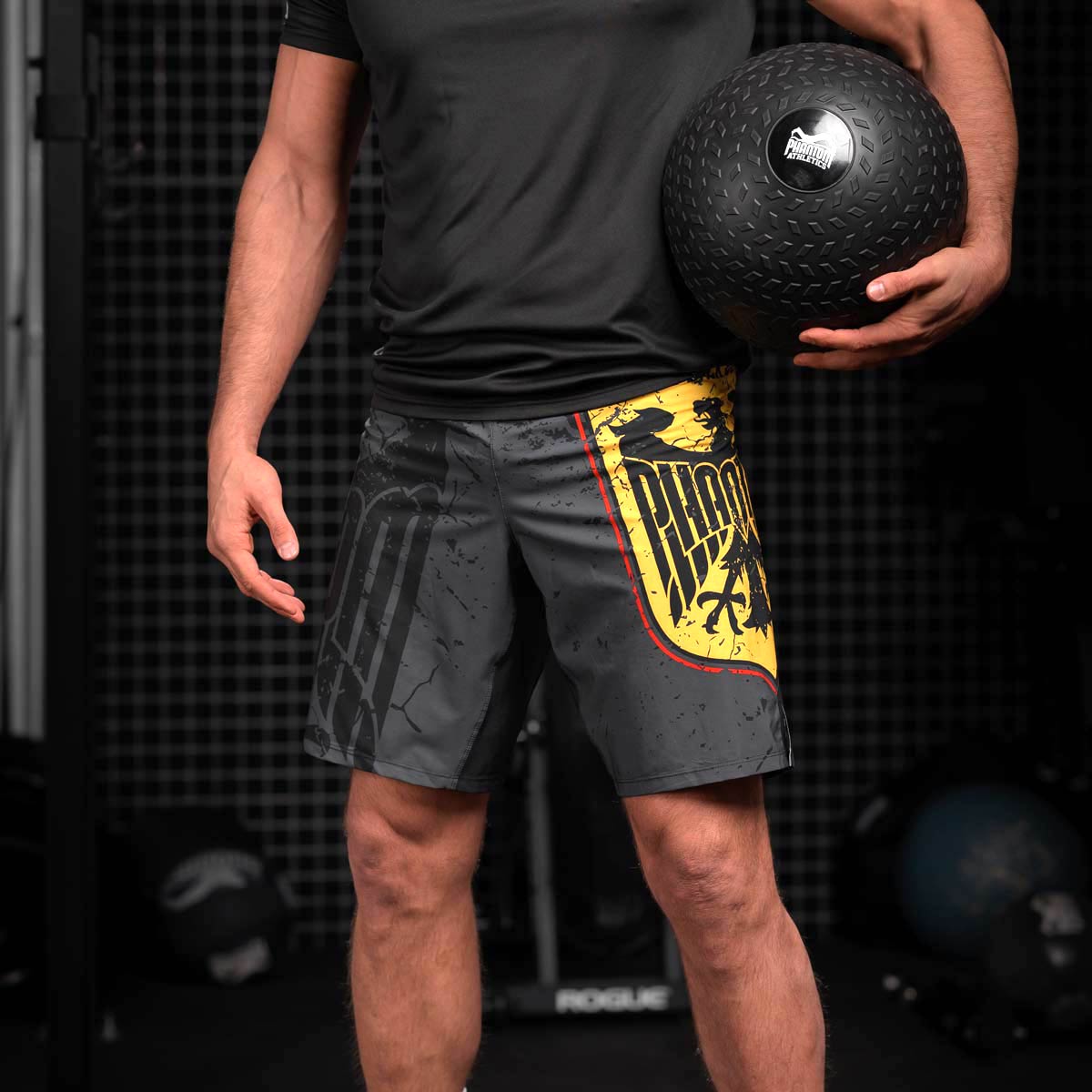 Die Phantom FLEX Fightshorts zählen zu den besten Fightshorts am Markt. Ultraleicht, mega flexibel und reißfest. Reduziert auf ein absolutes Minimum bietet sie dir maximale Performance in deinem Kampfsport. Egal ob BJJ, MMA, Muay Thai oder Kickboxen. Die FLEX Shorts von Phantom Athletics holen das beste aus dir raus. Hier in der limitierten Germany Edition.