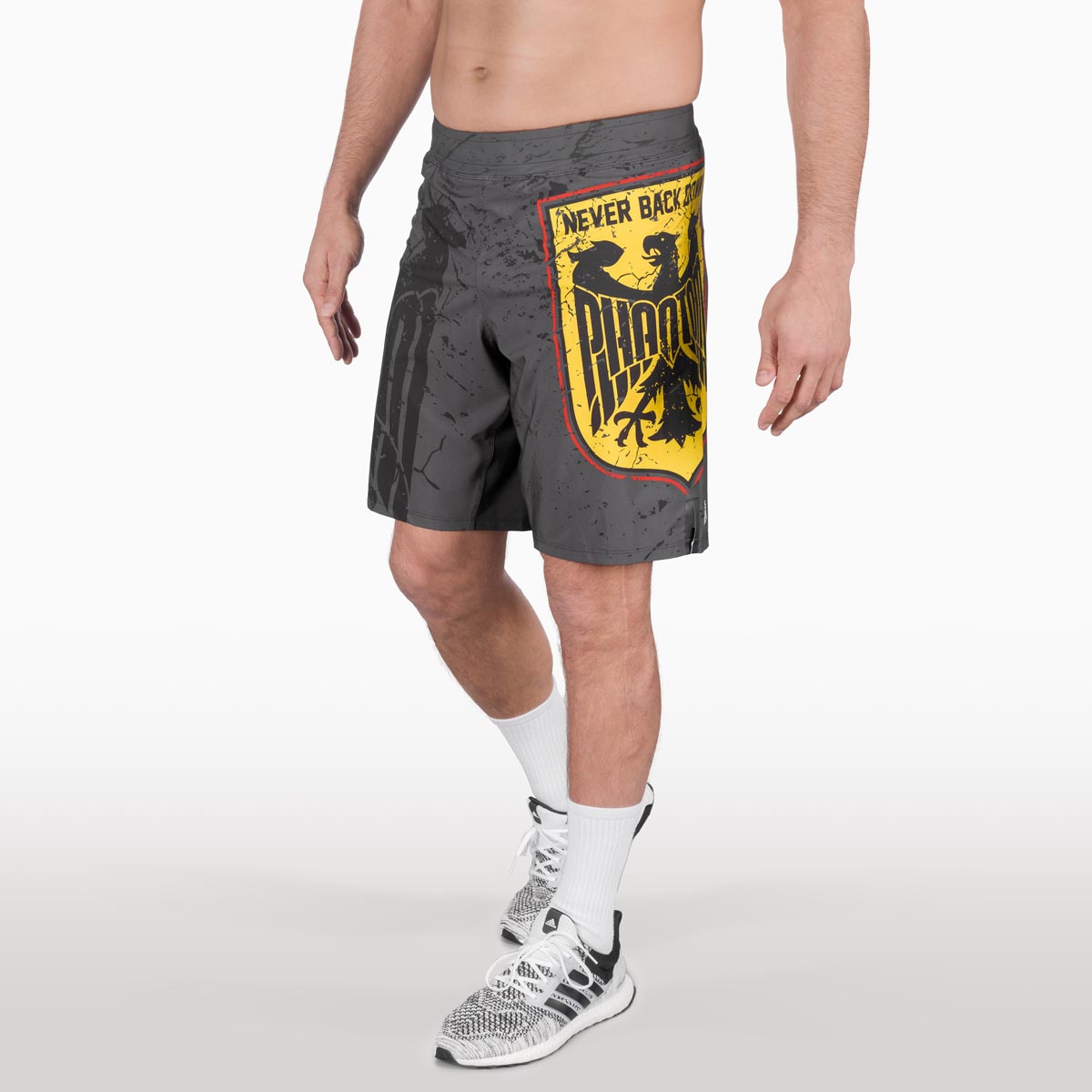 The Phantom FLEX fight shorts are among the best fight shorts on the market. Ultralight, extremely flexible and tear-resistant. Reduced to an absolute minimum, it offers you maximum performance in your martial arts. No matter whether BJJ, MMA, Muay Thai or kickboxing. The FLEX shorts from Phantom Athletics bring out the best in you. Here in the limited Germany Edition.