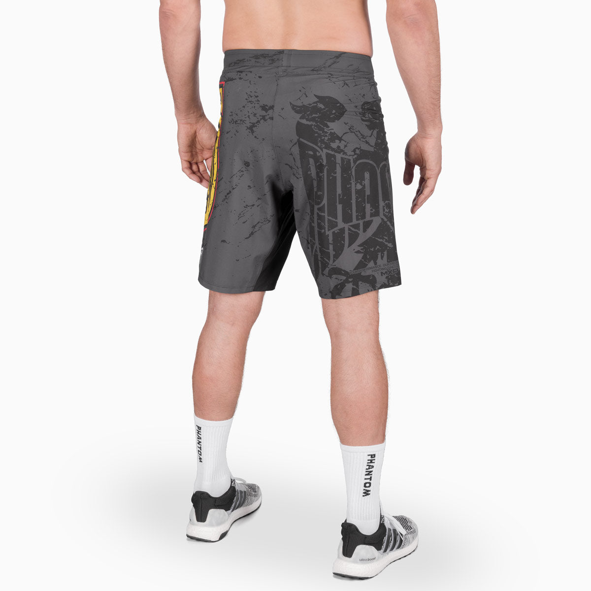 Die Phantom FLEX Fightshorts zählen zu den besten Fightshorts am Markt. Ultraleicht, mega flexibel und reißfest. Reduziert auf ein absolutes Minimum bietet sie dir maximale Performance in deinem Kampfsport. Egal ob BJJ, MMA, Muay Thai oder Kickboxen. Die FLEX Shorts von Phantom Athletics holen das beste aus dir raus. Hier in der limitierten Germany Edition.