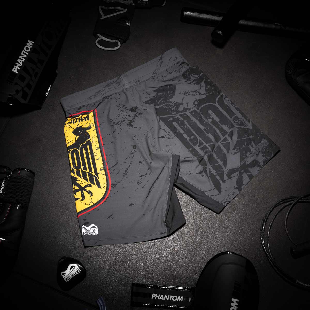 Die Phantom FLEX Fightshorts zählen zu den besten Fightshorts am Markt. Ultraleicht, mega flexibel und reißfest. Reduziert auf ein absolutes Minimum bietet sie dir maximale Performance in deinem Kampfsport. Egal ob BJJ, MMA, Muay Thai oder Kickboxen. Die FLEX Shorts von Phantom Athletics holen das beste aus dir raus. Hier in der limitierten Germany Edition.