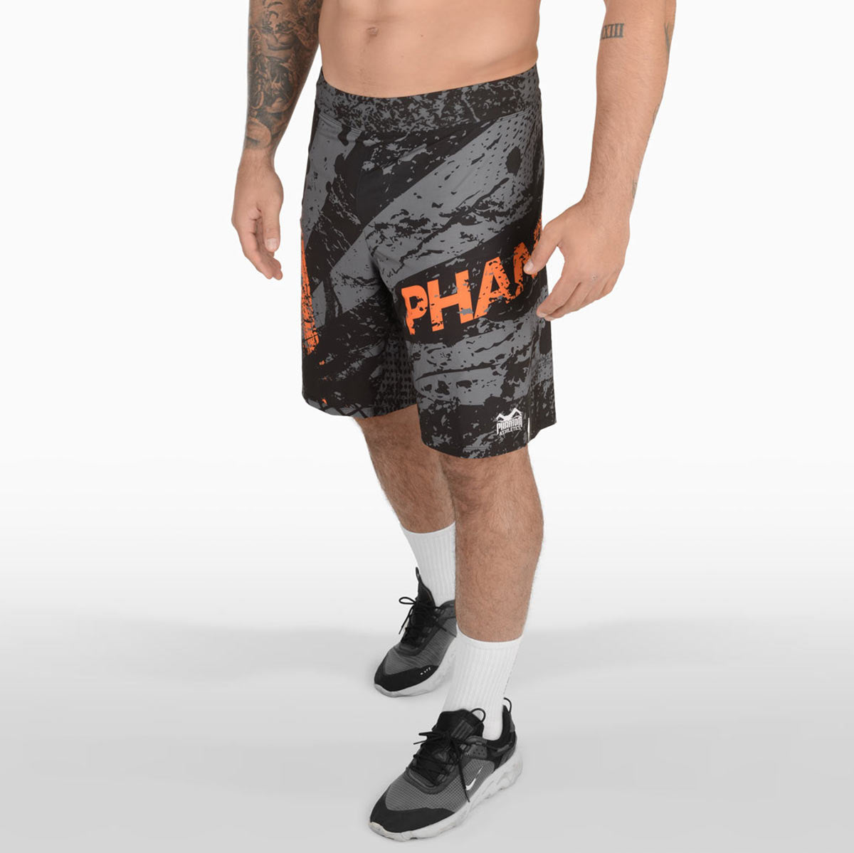 Phantom FLEX kovos šortai yra vieni geriausių kovos šortų rinkoje. Itin lengvas, itin lankstus ir atsparus plyšimui. Sumažintas iki absoliutaus minimumo, jis siūlo maksimalų kovos menų našumą. Nesvarbu, ar BJJ, MMA, Muay Thai ar kikboksas. FLEX šortai iš Phantom Athletics išryškina geriausias jūsų savybes. Čia yra oranžinės spalvos purslų dizainas.