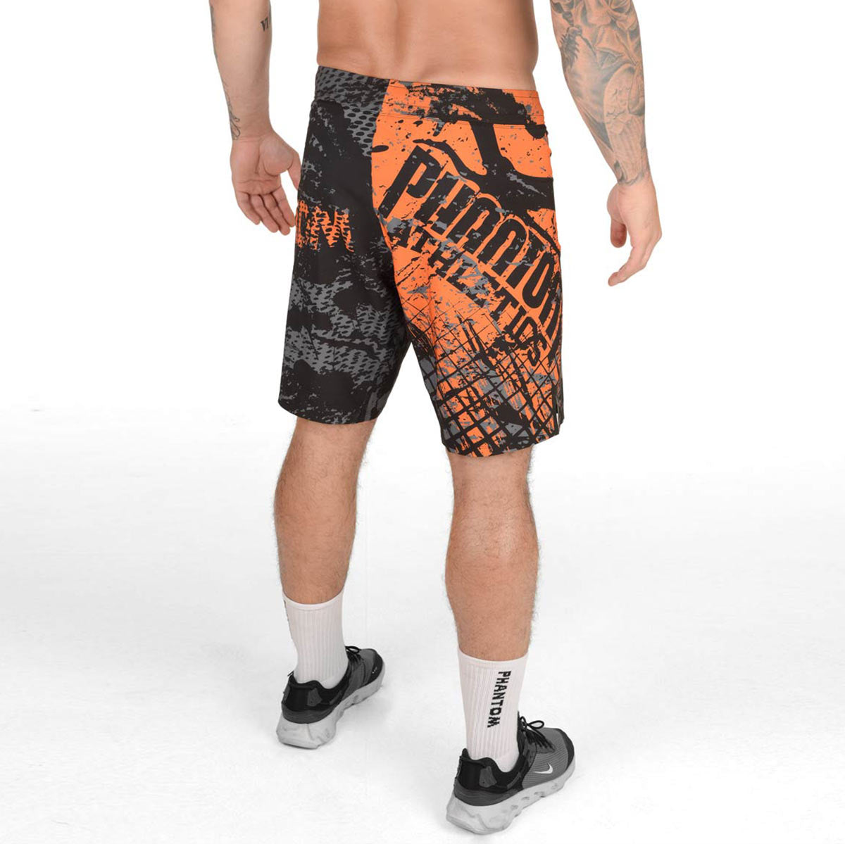 Die Phantom FLEX Fightshorts zählen zu den besten Fightshorts am Markt. Ultraleicht, mega flexibel und reißfest. Reduziert auf ein absolutes Minimum bietet sie dir maximale Performance in deinem Kampfsport. Egal ob BJJ, MMA, Muay Thai oder Kickboxen. Die FLEX Shorts von Phantom Athletics holen das beste aus dir raus. Hier im orangen Splatter Design.