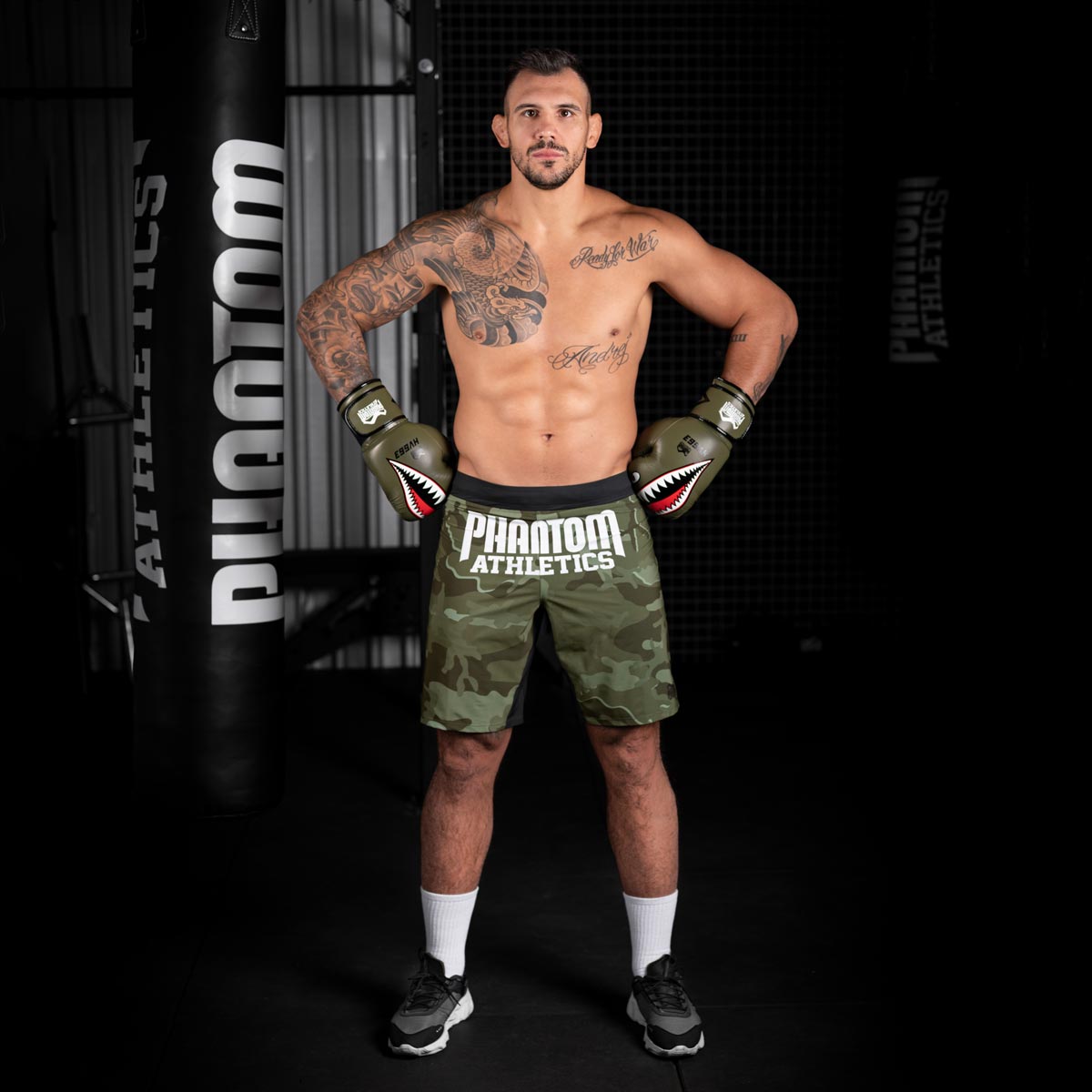 UFC Star Aleks Rakic beim Training im Gym mit den Phantom Fight Squad Boxhandschuhen in Army grün.
