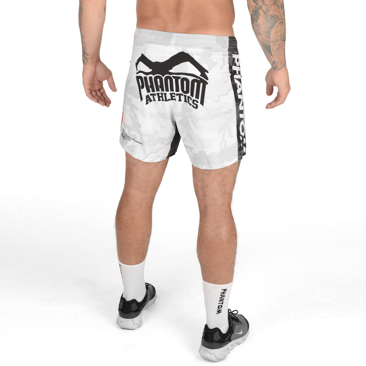 Die Phantom FLEX Fightshorts zählen zu den besten Fightshorts am Markt. Ultraleicht, mega flexibel und reißfest. Reduziert auf ein absolutes Minimum bietet sie dir maximale Performance in deinem Kampfsport. Egal ob BJJ, MMA, Muay Thai oder Kickboxen. Die FLEX Shorts von Phantom Athletics holen das beste aus dir raus. Hier im neuen VIRUS Look in weiß/rot/schwarz und großem Phantom Athletics Schriftzug auf der Seite.  UFC MMA Fighter Aleks Rakic beim Training.