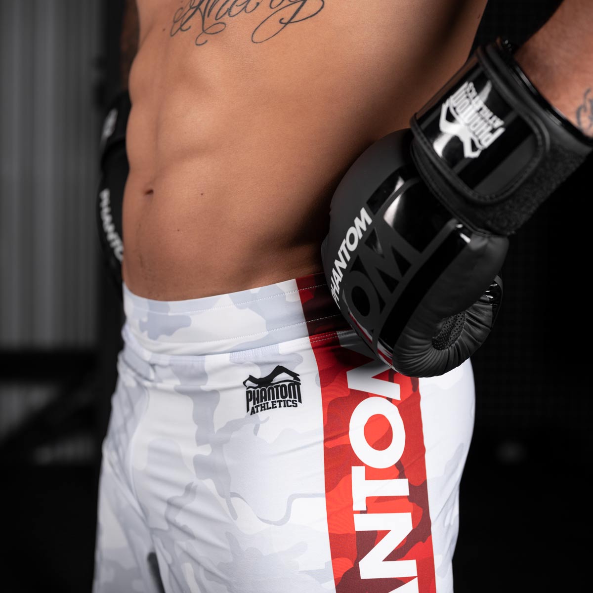 Die Phantom FLEX Fightshorts zählen zu den besten Fightshorts am Markt. Ultraleicht, mega flexibel und reißfest. Reduziert auf ein absolutes Minimum bietet sie dir maximale Performance in deinem Kampfsport. Egal ob BJJ, MMA, Muay Thai oder Kickboxen. Die FLEX Shorts von Phantom Athletics holen das beste aus dir raus. Hier im neuen VIRUS Look in weiß/rot/schwarz und großem Phantom Athletics Schriftzug auf der Seite.  UFC MMA Fighter Aleks Rakic beim Training.