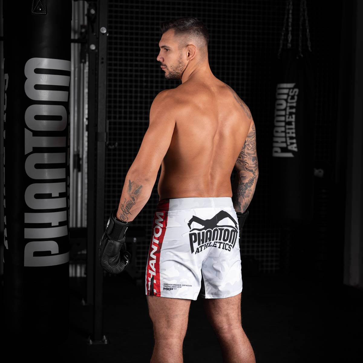 Die Phantom FLEX Fightshorts zählen zu den besten Fightshorts am Markt. Ultraleicht, mega flexibel und reißfest. Reduziert auf ein absolutes Minimum bietet sie dir maximale Performance in deinem Kampfsport. Egal ob BJJ, MMA, Muay Thai oder Kickboxen. Die FLEX Shorts von Phantom Athletics holen das beste aus dir raus. Hier im neuen VIRUS Look in weiß/rot/schwarz und großem Phantom Athletics Schriftzug auf der Seite.  UFC MMA Fighter Aleks Rakic beim Training.