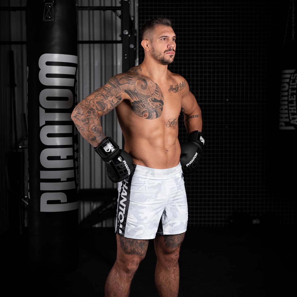 Die Phantom FLEX Fightshorts zählen zu den besten Fightshorts am Markt. Ultraleicht, mega flexibel und reißfest. Reduziert auf ein absolutes Minimum bietet sie dir maximale Performance in deinem Kampfsport. Egal ob BJJ, MMA, Muay Thai oder Kickboxen. Die FLEX Shorts von Phantom Athletics holen das beste aus dir raus. Hier im neuen VIRUS Look in weiß/rot/schwarz und großem Phantom Athletics Schriftzug auf der Seite.  UFC MMA Fighter Aleks Rakic beim Training.