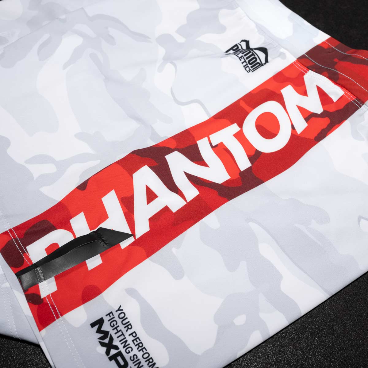 Die Phantom FLEX Fightshorts zählen zu den besten Fightshorts am Markt. Ultraleicht, mega flexibel und reißfest. Reduziert auf ein absolutes Minimum bietet sie dir maximale Performance in deinem Kampfsport. Egal ob BJJ, MMA, Muay Thai oder Kickboxen. Die FLEX Shorts von Phantom Athletics holen das beste aus dir raus. Hier im neuen VIRUS Look in weiß/rot/schwarz und großem Phantom Athletics Schriftzug auf der Seite.  UFC MMA Fighter Aleks Rakic beim Training.