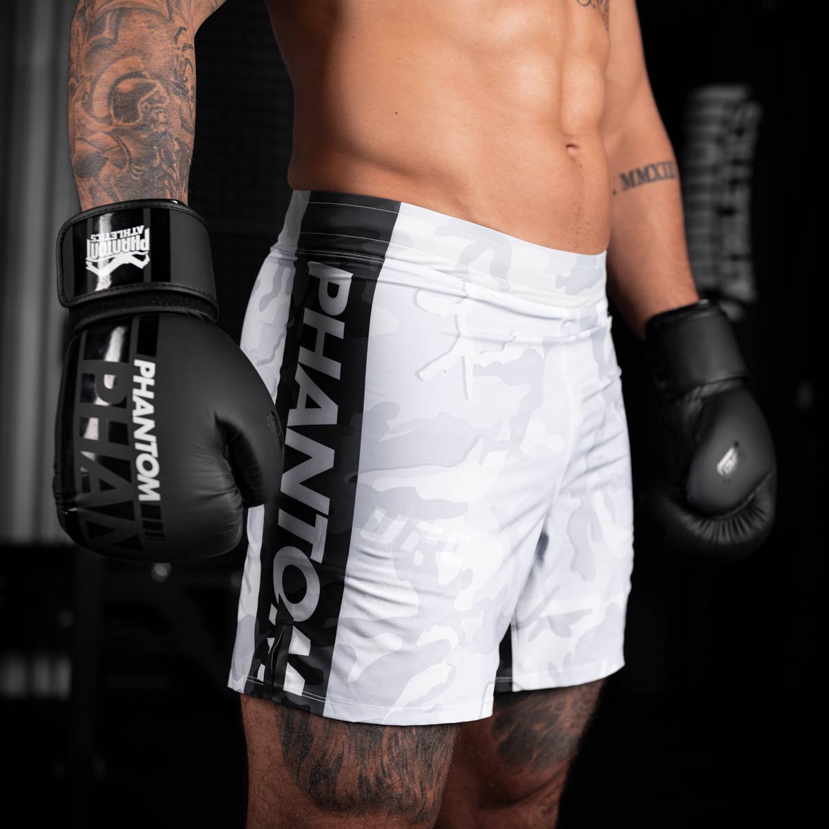 Die Phantom FLEX Fightshorts zählen zu den besten Fightshorts am Markt. Ultraleicht, mega flexibel und reißfest. Reduziert auf ein absolutes Minimum bietet sie dir maximale Performance in deinem Kampfsport. Egal ob BJJ, MMA, Muay Thai oder Kickboxen. Die FLEX Shorts von Phantom Athletics holen das beste aus dir raus. Hier im neuen VIRUS Look in weiß/rot/schwarz und großem Phantom Athletics Schriftzug auf der Seite.  UFC MMA Fighter Aleks Rakic beim Training.