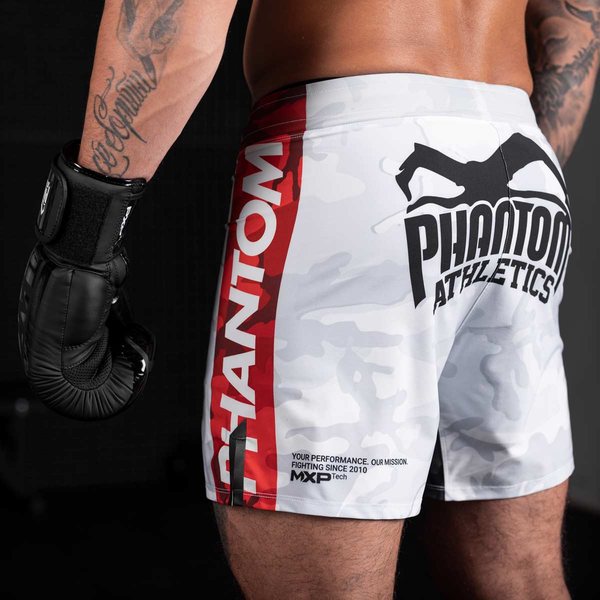 Die Phantom FLEX Fightshorts zählen zu den besten Fightshorts am Markt. Ultraleicht, mega flexibel und reißfest. Reduziert auf ein absolutes Minimum bietet sie dir maximale Performance in deinem Kampfsport. Egal ob BJJ, MMA, Muay Thai oder Kickboxen. Die FLEX Shorts von Phantom Athletics holen das beste aus dir raus. Hier im neuen VIRUS Look in weiß/rot/schwarz und großem Phantom Athletics Schriftzug auf der Seite.  UFC MMA Fighter Aleks Rakic beim Training.