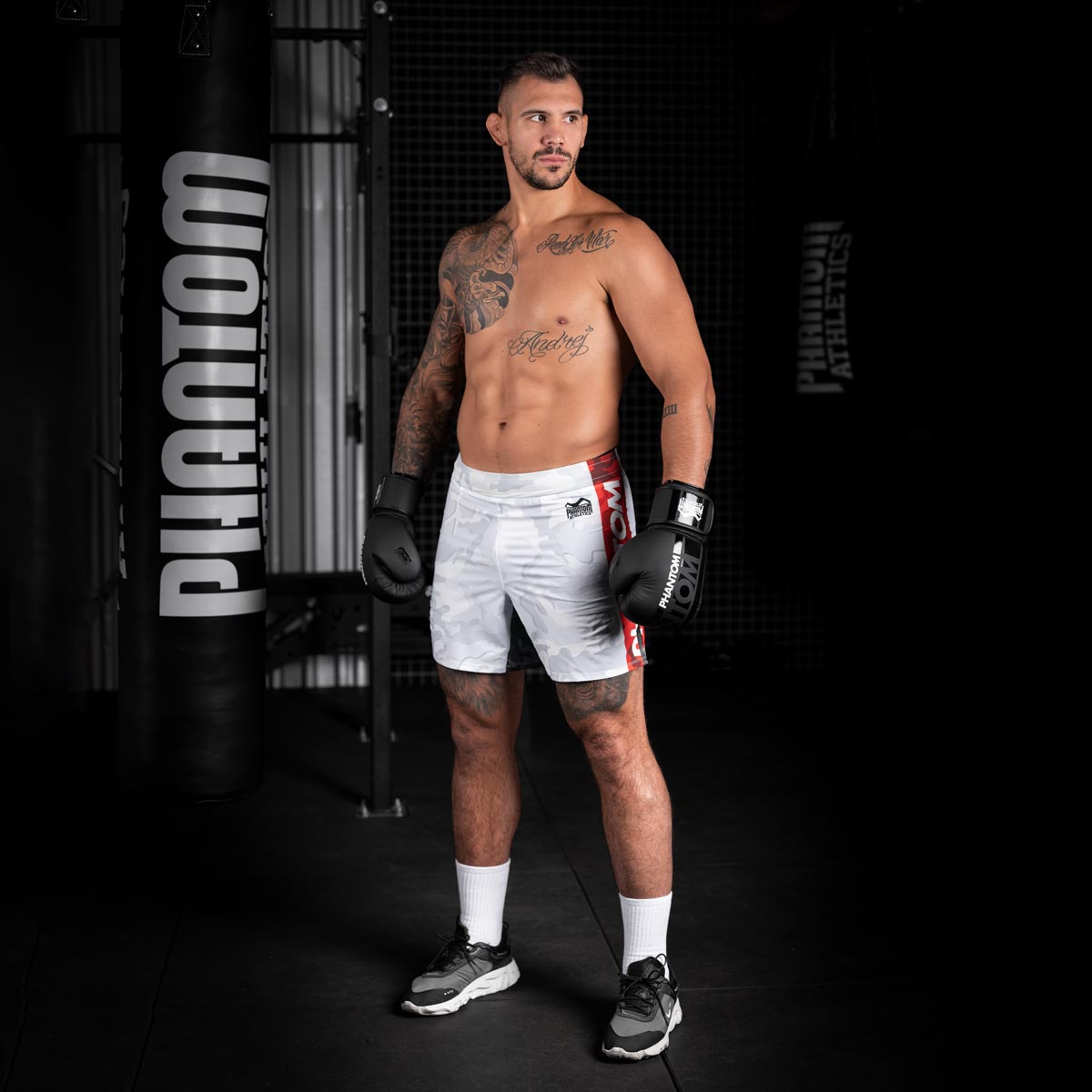 Die Phantom FLEX Fightshorts zählen zu den besten Fightshorts am Markt. Ultraleicht, mega flexibel und reißfest. Reduziert auf ein absolutes Minimum bietet sie dir maximale Performance in deinem Kampfsport. Egal ob BJJ, MMA, Muay Thai oder Kickboxen. Die FLEX Shorts von Phantom Athletics holen das beste aus dir raus. Hier im neuen VIRUS Look in weiß/rot/schwarz und großem Phantom Athletics Schriftzug auf der Seite.  UFC MMA Fighter Aleks Rakic beim Training.