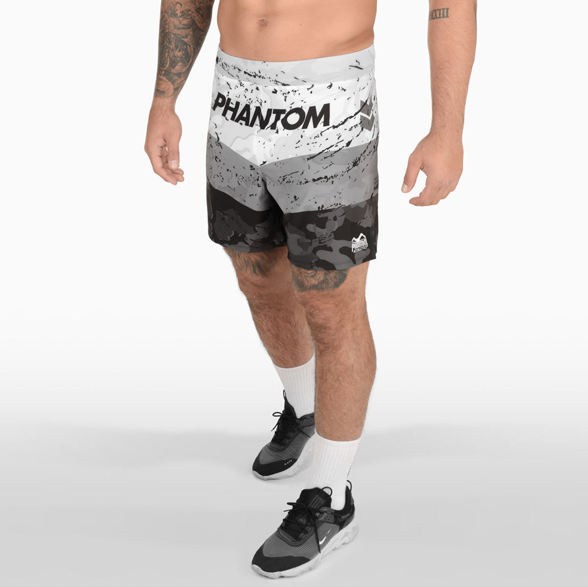 Die Phantom FLEX Fightshorts zählen zu den besten Fightshorts am Markt. Ultraleicht, mega flexibel und reißfest. Reduziert auf ein absolutes Minimum bietet sie dir maximale Performance in deinem Kampfsport. Egal ob BJJ, MMA, Muay Thai oder Kickboxen. Die FLEX Shorts von Phantom Athletics holen das beste aus dir raus. Hier im neuen Delta Look in weiß/grau und großem Phantom Athletics Schriftzug auf der Rückseite.  UFC MMA Fighter Aleks Rakic beim Training.