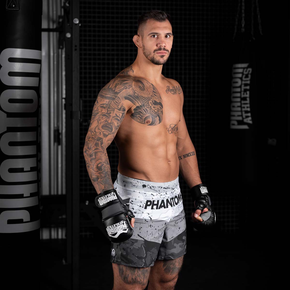 Die Phantom FLEX Fightshorts zählen zu den besten Fightshorts am Markt. Ultraleicht, mega flexibel und reißfest. Reduziert auf ein absolutes Minimum bietet sie dir maximale Performance in deinem Kampfsport. Egal ob BJJ, MMA, Muay Thai oder Kickboxen. Die FLEX Shorts von Phantom Athletics holen das beste aus dir raus. Hier im neuen Delta Look in weiß/grau und großem Phantom Athletics Schriftzug auf der Rückseite.  UFC MMA Fighter Aleks Rakic beim Training.