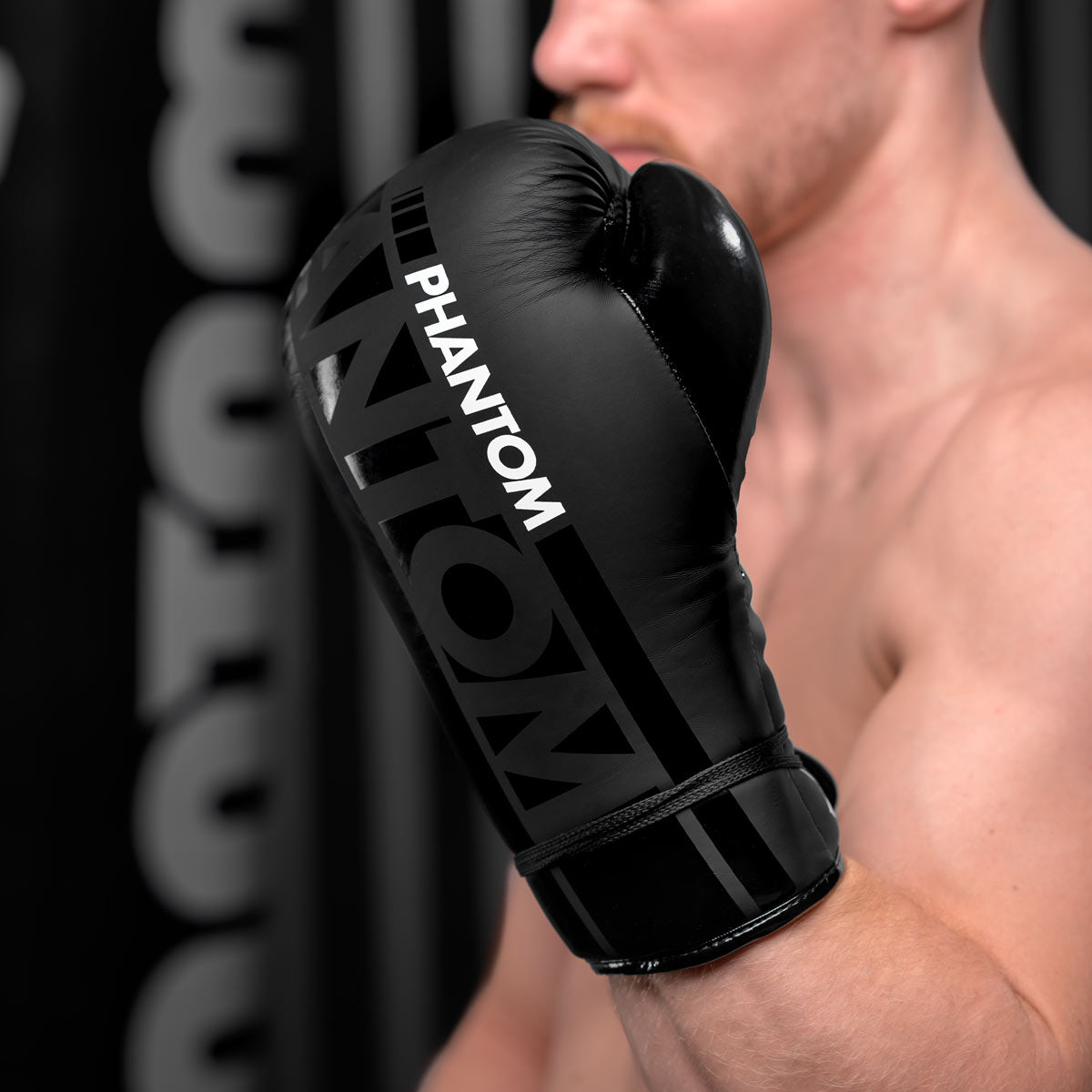 Die Phantom Boxhandschuhe APEX Laced. Mit Schnürung für Profi Training und Wettkampf.  Ideal für Muay Thai, Kickboxen, Boxen und MMA Standup.