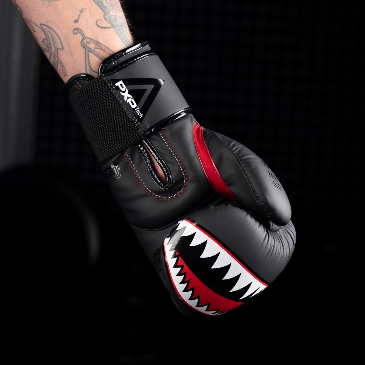 Die Phantom Fight Squad Boxhandschuhe für MMA verfügen über einen auffälligen Print im Haifisch Look.
