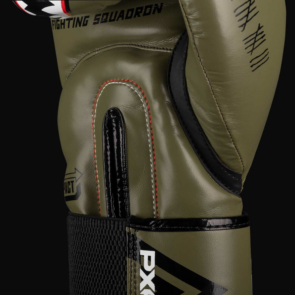 Die Phantom Fight Squad Boxhandschuhe in Army grün sind aus dem bekannten Phantom PXP Tech Material gefertigt und bieten euch so mit eine hervorragende Haltbarkeit, auch bei häufiger Verwendung.