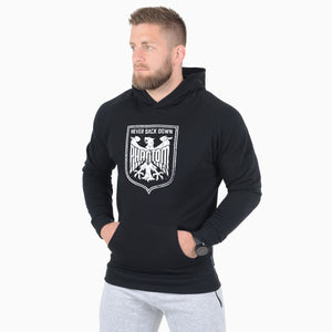 Komfortabler Kapuzen‑Hoodie Phantom Athletics Germany Schwarz/Weiß mit Logo‑Details, ideal für MMA‑Warm‑ups und Technik‑Drills.