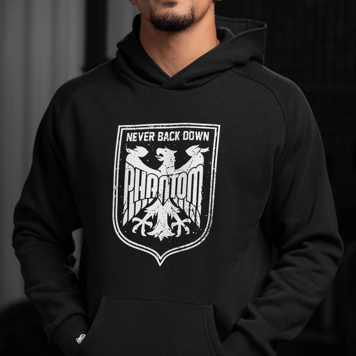 Premium Kampfsport‑Hoodie Phantom Athletics Germany Schwarz/Weiß mit praktischem Kängurutaschen‑Design für Gym‑ und Alltagseinsätze.