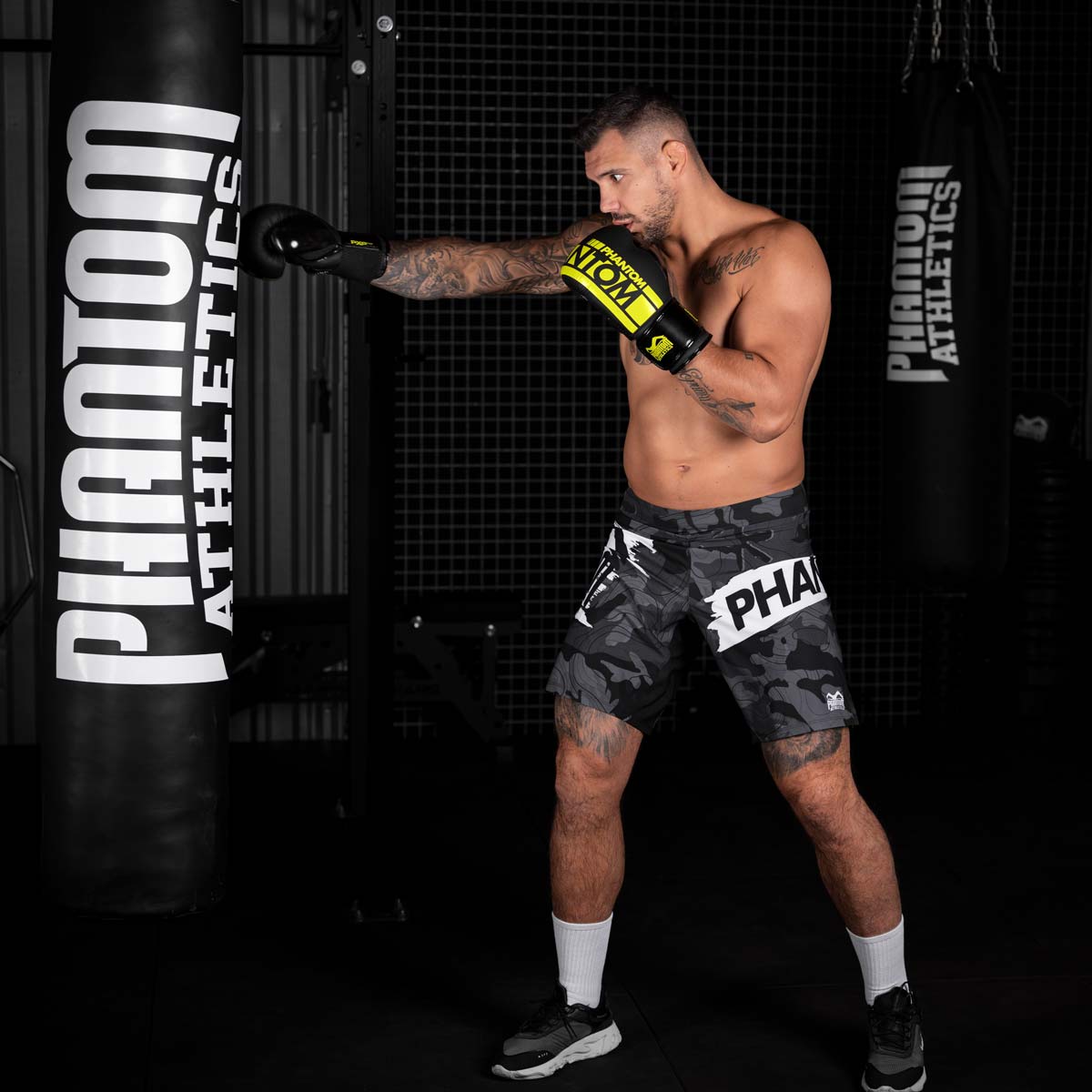 UFC Fighter Aleks Rakic beim Boxsacktraining mti den Phantom Apex Elastic Boxhandschuhen