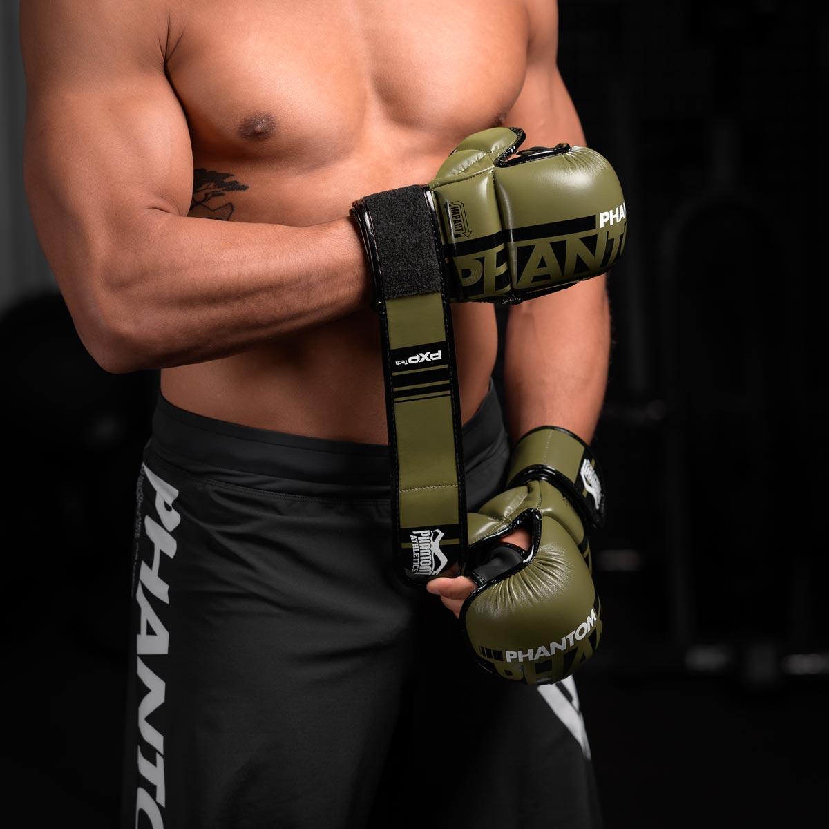Der lange Klettverschluss der Phantom MMA Sparringshandschuhe sorgt für ein stabiles Handgelenk