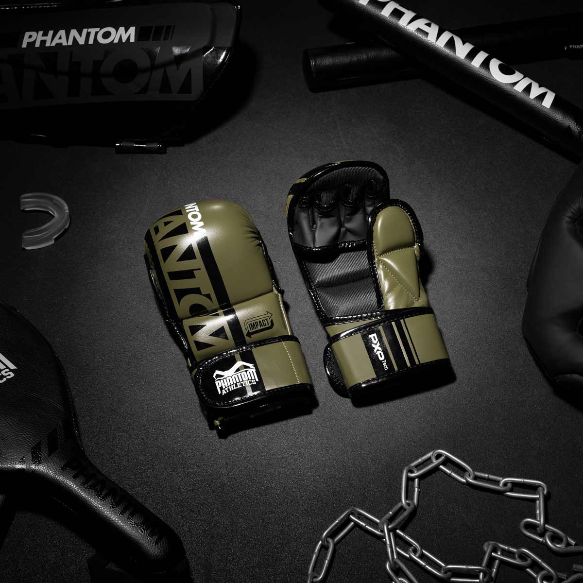 Die Phantom Apex MMA Sparrings Handschuhe in Army Grün am Gymboden mit Fight Equipment