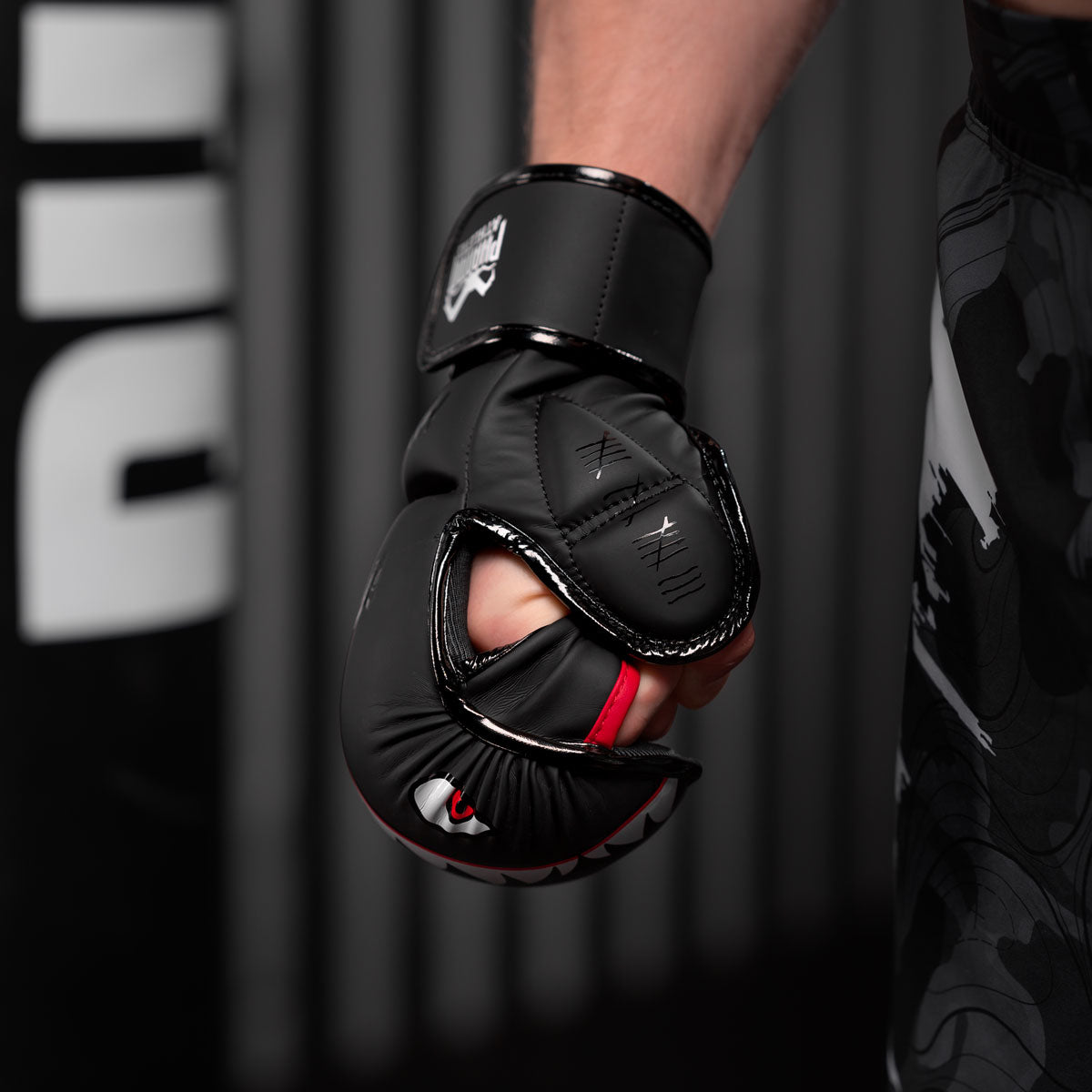 Die Phantom MMA Sparringshandschuhe Fightsquad mit extra Daumenschutz in der Detailansicht