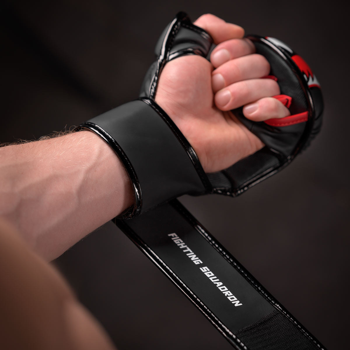 Faust ballen mit den Phantom MMA Sparringshandschuhen Fightsquad die mit einem langen Klettverschluss geschlossen werden für ein stabiles Handgelenk