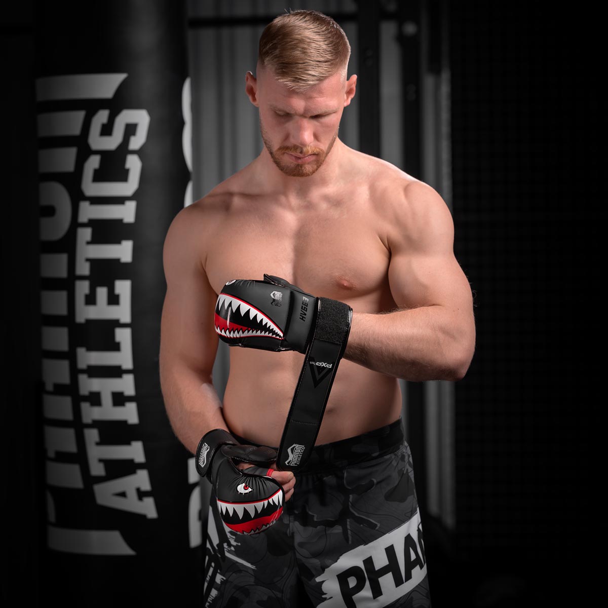 Die Phantom MMA Sparringshandschuhe Fight Squad werden mit einem langen Klettverschluss geschlossen für ein stabiles Handgelenk