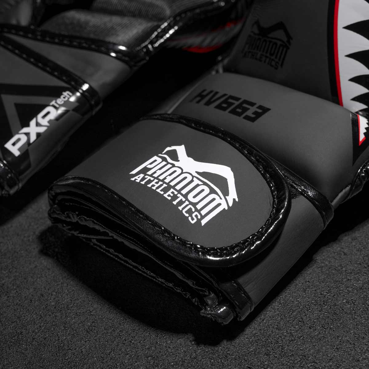 Der Klettverschluss der Phantom MMA Sparringshandschuhe Fight Squad im Detail