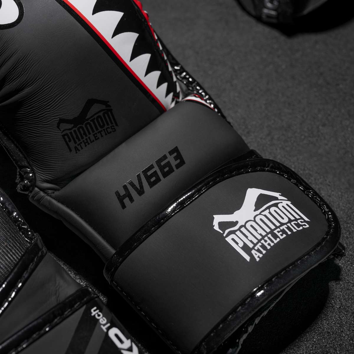 Der Print auf den Phantom Fight Squad MMA Sparringshandschuhen im Detail