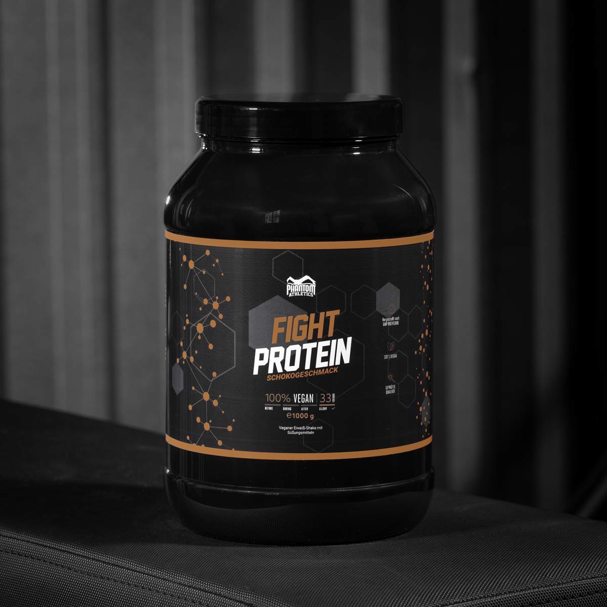 Phantom FIGHT Protein für Kampfsportler mit Schoko Geschmack im Gym.