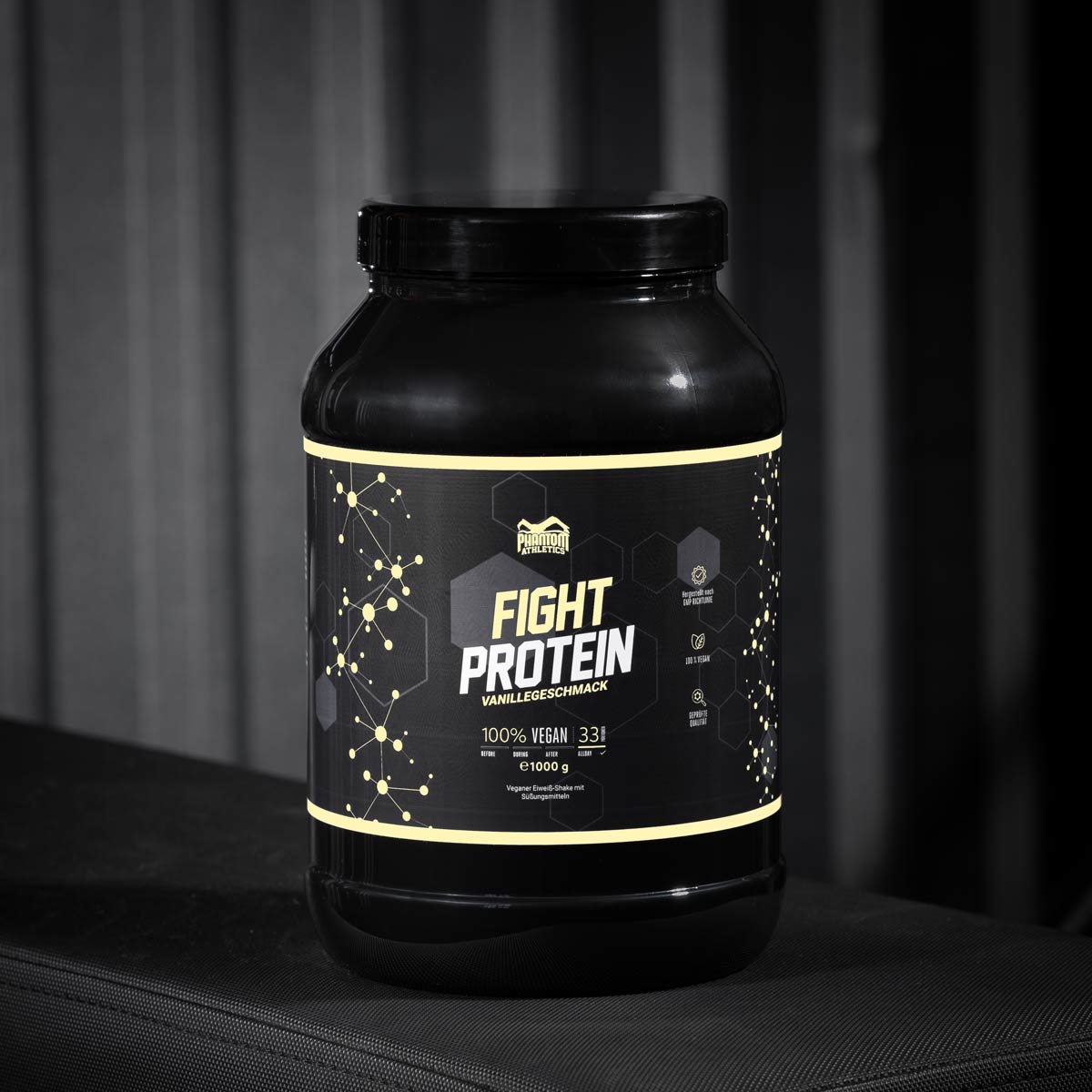 Phantom FIGHT Protein für Kampfsportler mit Vanille Geschmack im Gym.