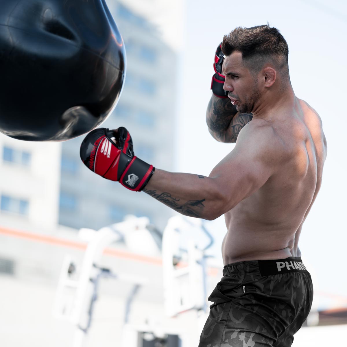 UFC Fighter Aleks Rakic schlägt mit den Phantom Raider MMA Handschuhen einen Uppercut am Phantom Aqua Boxsack