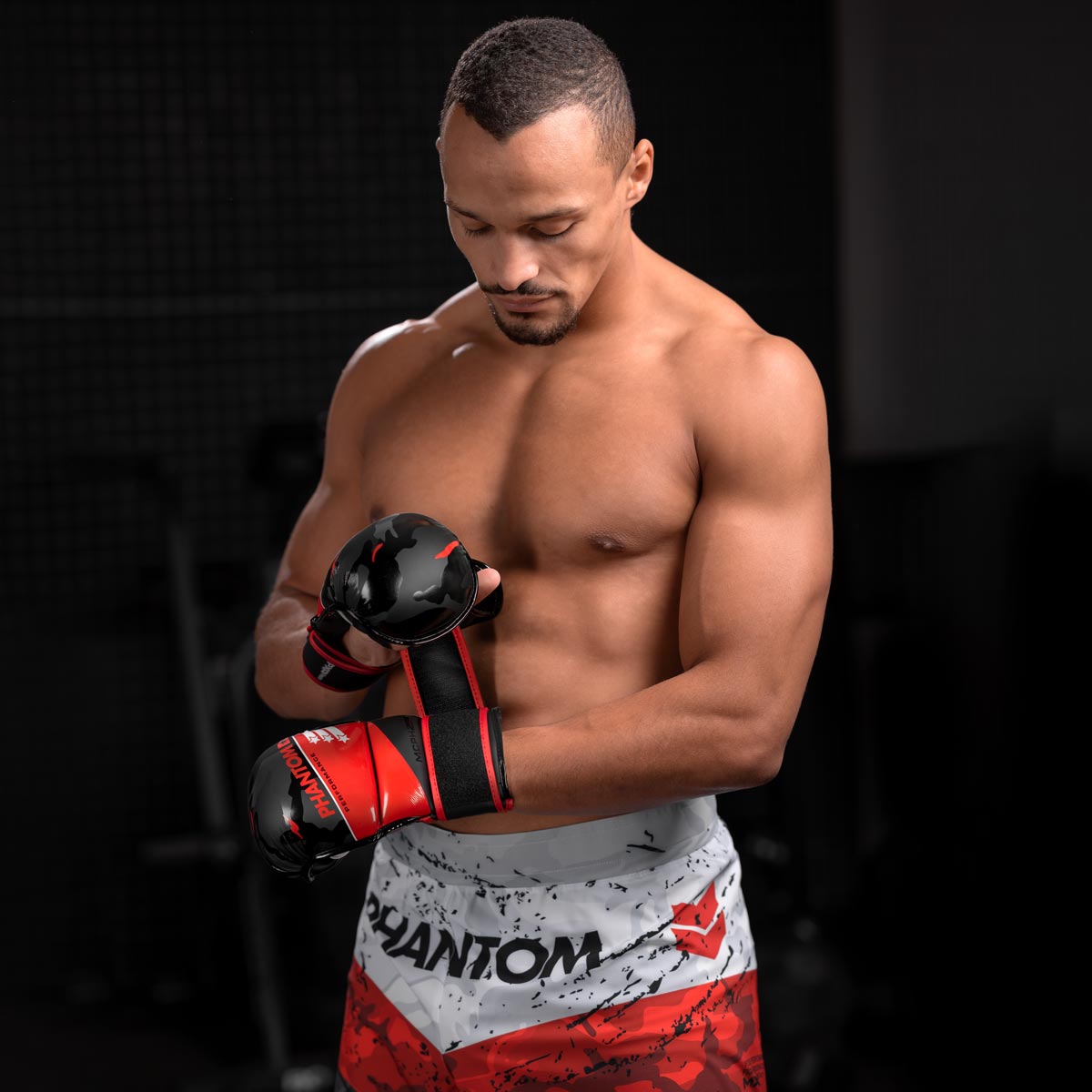 Karan Mosebach bereitet sich auf sein MMA Sparring vor mit den neuen Phantom Raider Trainingshandschuhen und trägt dabei die Phantom Flex Fightshorts