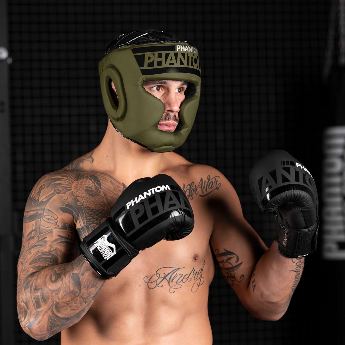 UFC Fighter Aleks Rakic beim Training mit dem Phantom Apex Full Face Kopfschutz