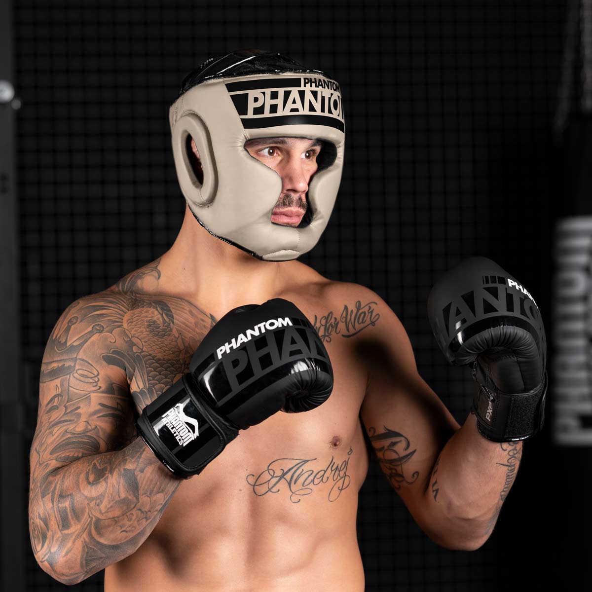 UFC Fighter Aleks Rakic mit dem Phantom APEX Full Face Kopfschutz in Sand