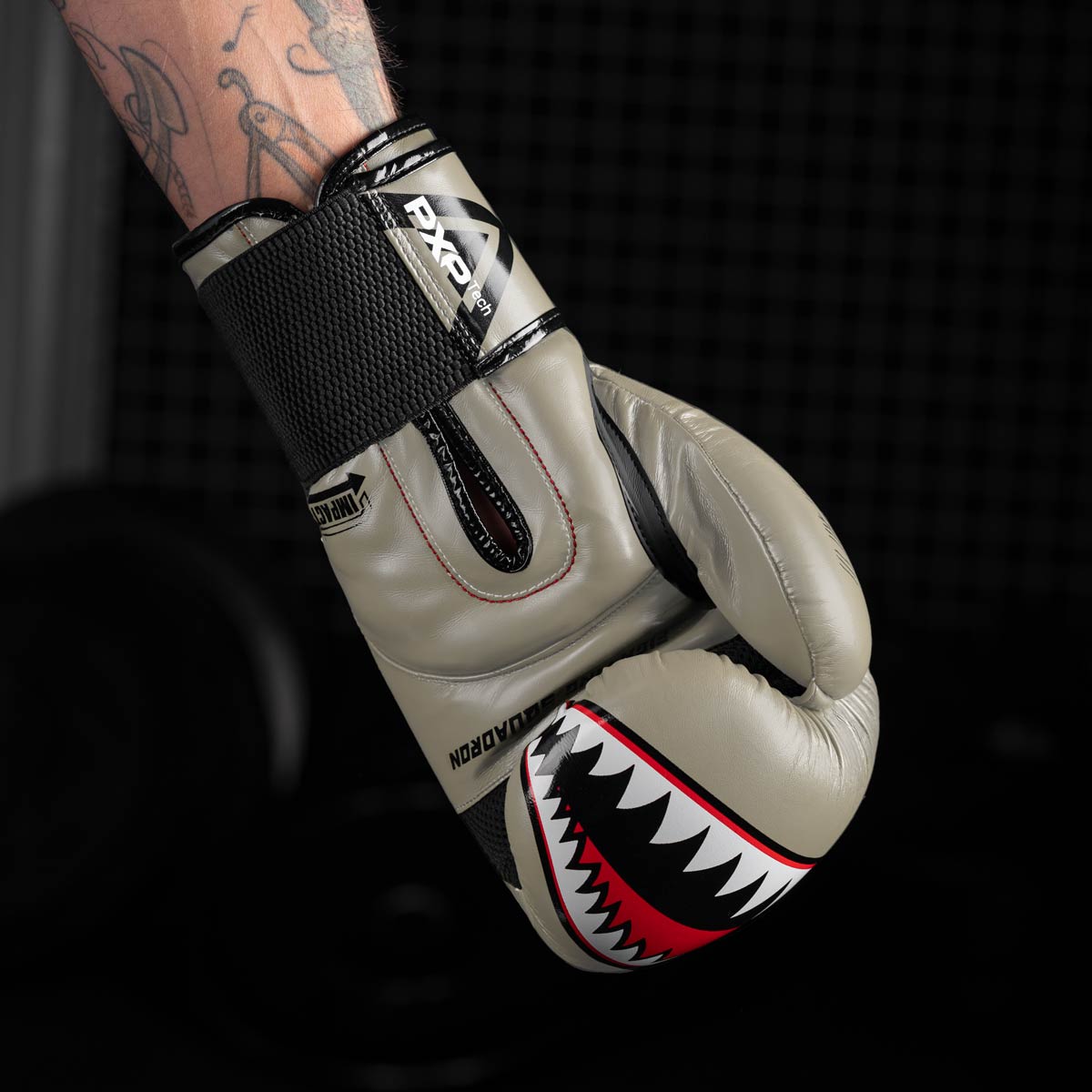 Die Phantom Fightsquad Boxhandschuhe in Sand werden mit einem elastischen Klettverschluss geschlossen und sorgen so für ultimative Stabilität im Handgelenk.