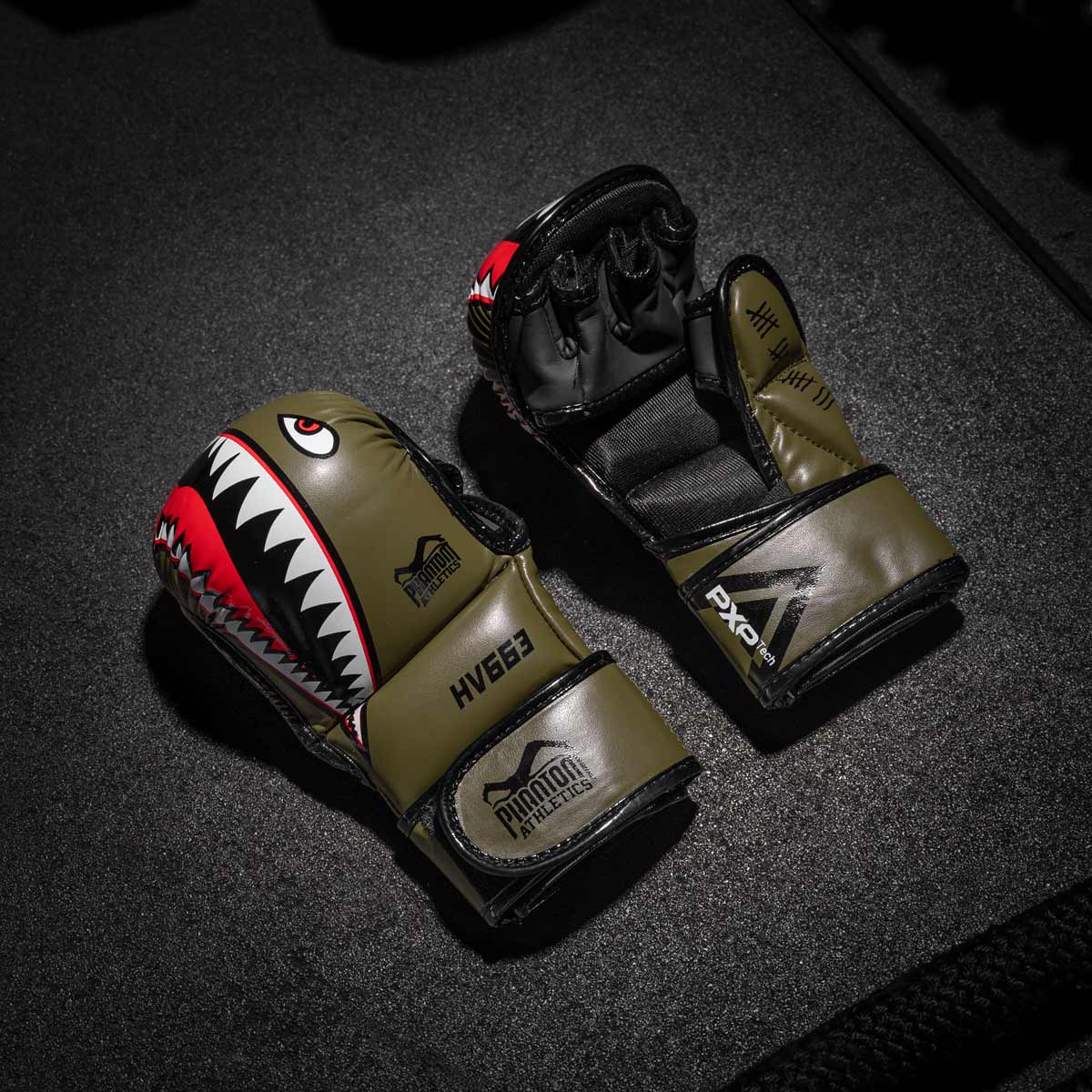 Die Phantom MMA Sparringshandschuhe FIGHT SQUAD in Army Grün auf dem Gym Boden