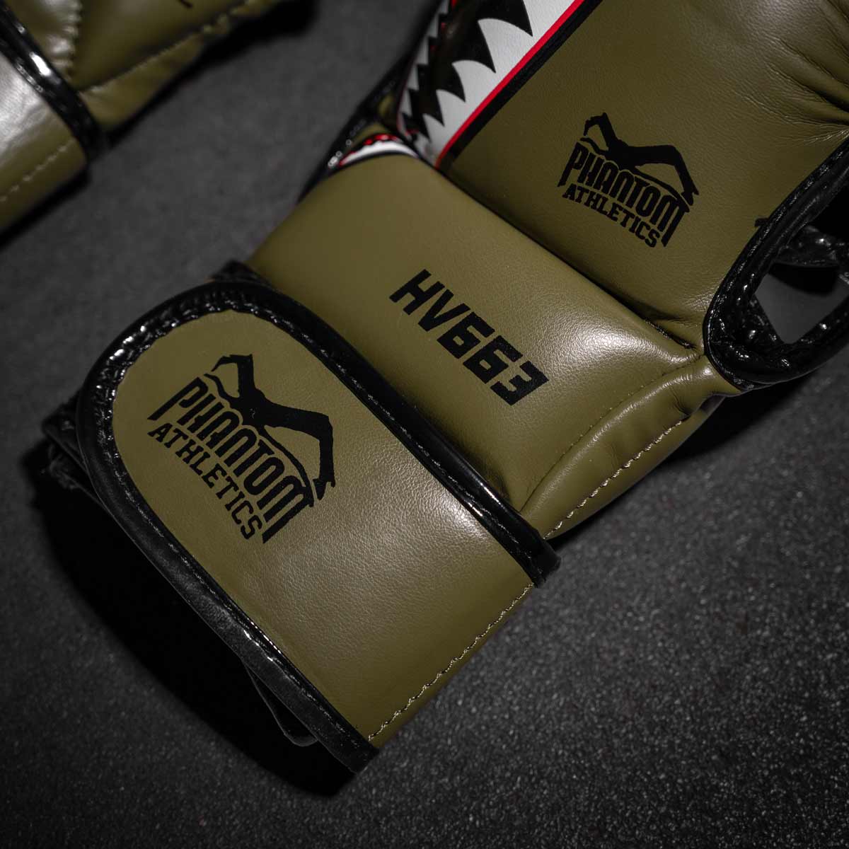 Die Phantom MMA Sparringshandschuhe FIGHT SQUAD in Army Grün im Detail mit hochwertigen Print