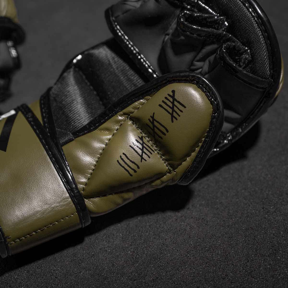 Die Phantom MMA Sparringshandschuhe FIGHT SQUAD in Army Grün in der Innenansicht mit Detail des Daumenschutzes für extra Protection